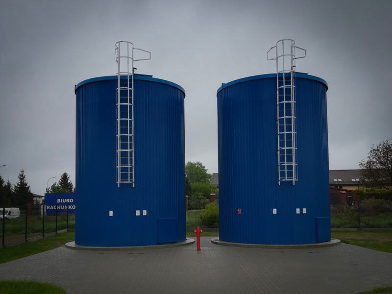Dwa zbiorniki na wodę pitną